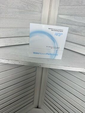 WNP Wake Nature Perfection Hyaluronic Acid Serum Capsules - White & Light Blue